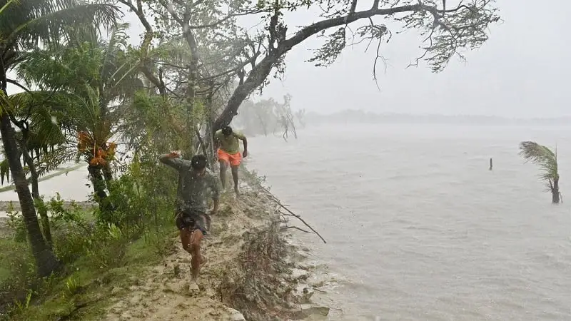 নদীর পাড়ে ঝুঁকিপূর্ণ অবস্থায় মানুষজন. Channel i News - চ্যানেল আই নিউজ