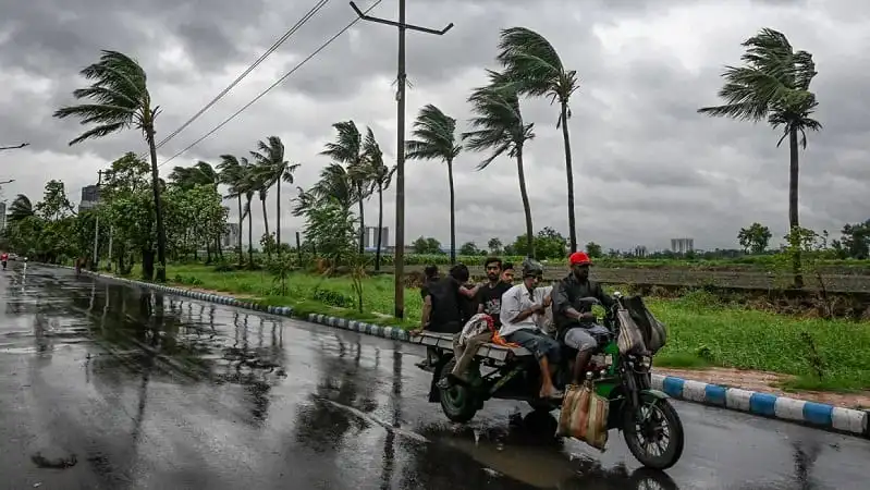 বৃষ্টির মধ্যে রাস্তায় মোটরসাইকেল চালাচ্ছেন যাত্রীরা. Channel i News - চ্যানেল আই নিউজ