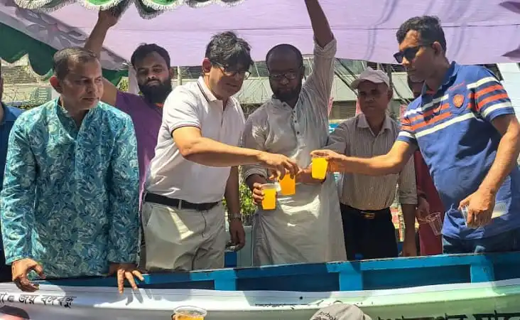 স্বেচ্ছাসেবক লীগ নেতারা পানি ও খাবার স্যালাইন বিতরণ করছেন. Channel i News - চ্যানেল আই নিউজ