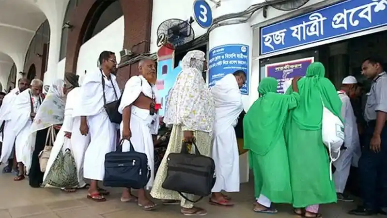 হজযাত্রী ও হজ ফ্লাইটের জন্য ধর্ম মন্ত্রণালয়ের নির্দেশনা অনুযায়ী লাইনে দাঁড়িয়ে. Channel i News - চ্যানেল আই নিউজ