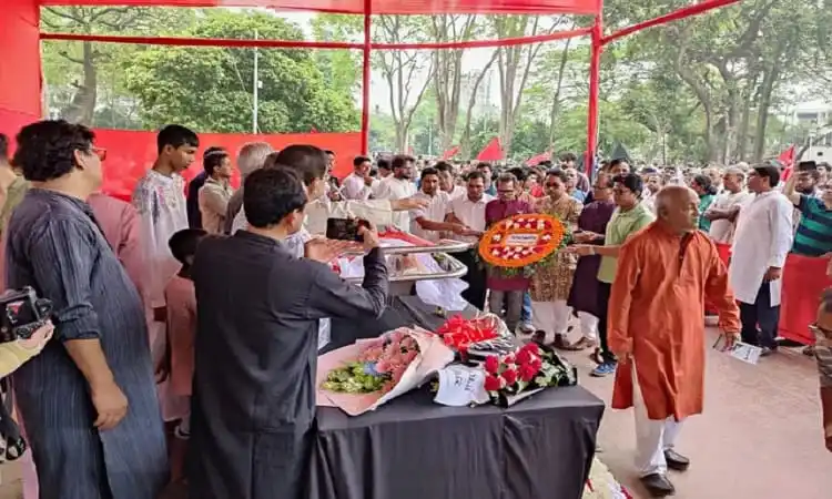 শ্রদ্ধাঞ্জলি ও দাফনের জন্য মানুষের সমাগম, ফুলের তোড়া ও আনুষ্ঠানিকতা. Channel i News - চ্যানেল আই নিউজ