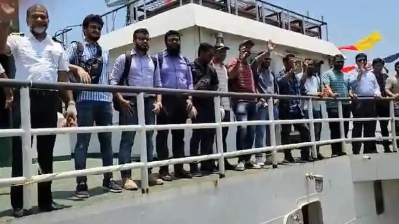 নাবিকরা জাহাজ থেকে তীরে ফিরছেন, বাংলাদেশ. Channel i News - চ্যানেল আই নিউজ