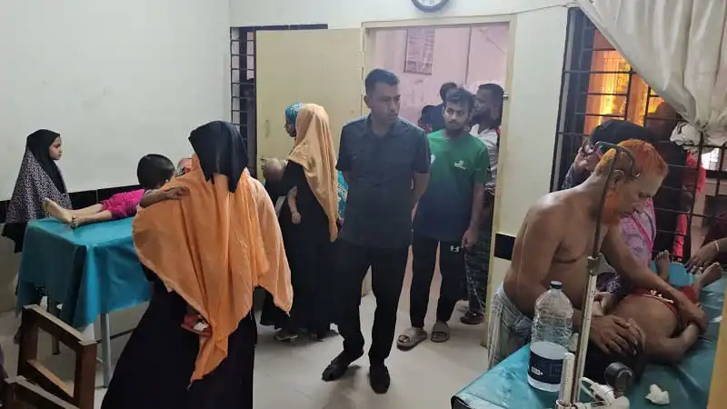 শোকাহত পরিবার ও স্বজনরা মাদারীপুরে দুই বোনের মৃত্যুর খবর শুনছেন. Channel i News - চ্যানেল আই নিউজ