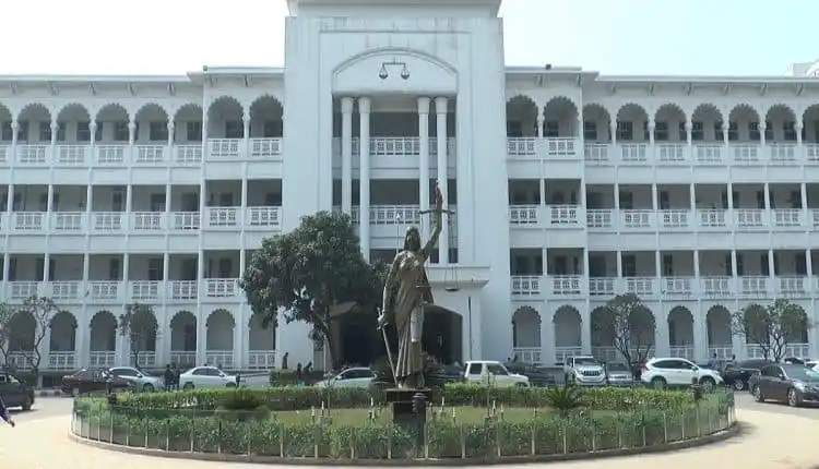 ঢাকা হাইকোর্ট ভবনের সামনে স্থাপিত প্রতিমা ও গাড়ির সারি. Channel i News - চ্যানেল আই নিউজ
