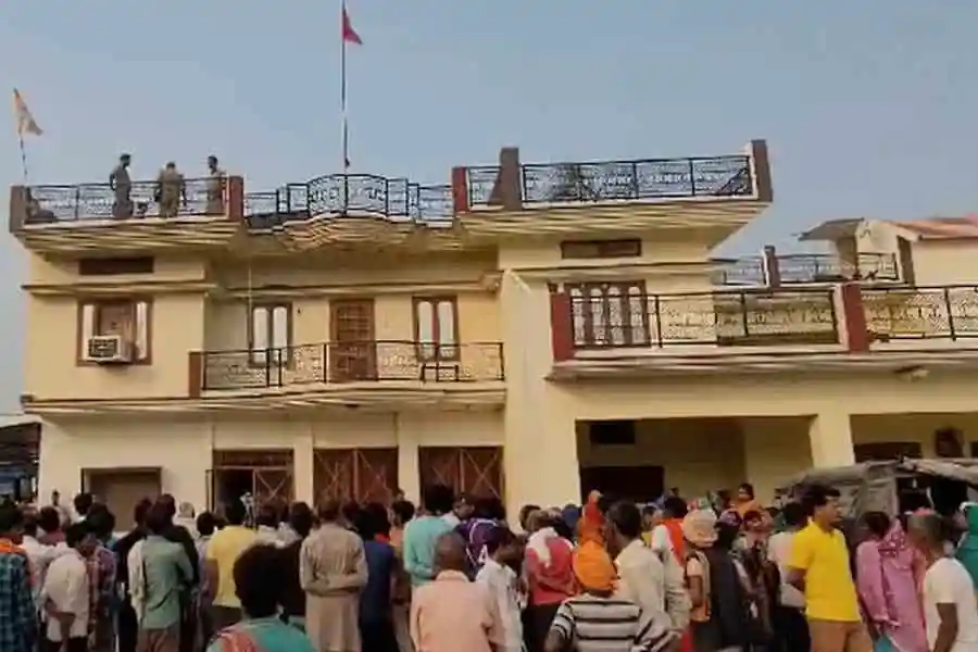 জনতা ভবনের সামনে জমায়েত, পুলিশ ও নিরাপত্তা কর্মীরা উপস্থিত. Channel i News - চ্যানেল আই নিউজ