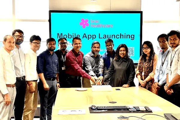 ব্র্যাক হেলথকেয়ার মোবাইল অ্যাপ লঞ্চের সময় কর্মকর্তাদের শুভেচ্ছা বিনিময়. Channel i News - চ্যানেল আই নিউজ