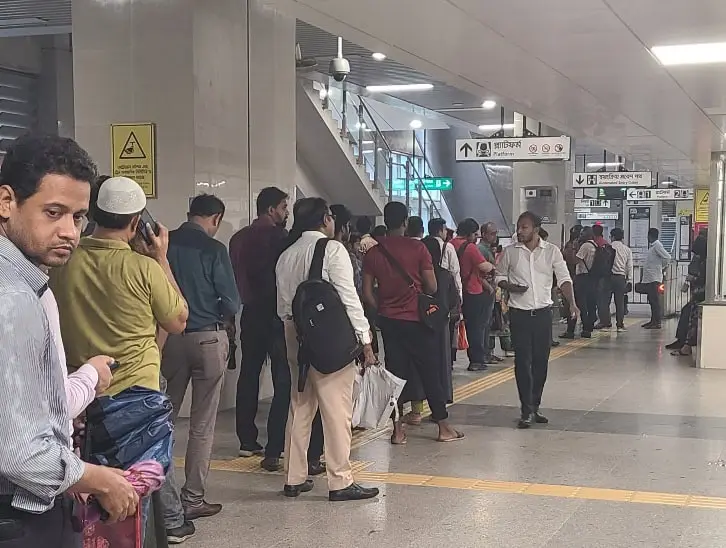 ঢাকায় মেট্রোরেল চলাচল বন্ধ, যাত্রীরা লাইনে অপেক্ষা করছে. Channel i News - চ্যানেল আই নিউজ