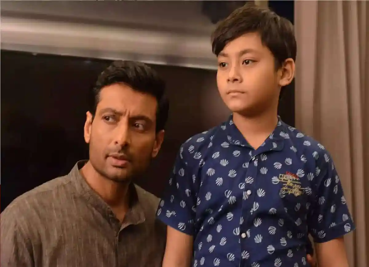 নয়ন রহস্যের দৃশ্য, দুইজন পুরুষের ভাবপ্রবণ মুখাবয়ব. Channel i News - চ্যানেল আই নিউজ