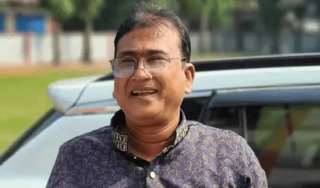 বাংলাদেশের একজন রাজনীতিবিদ, হাস্যোজ্জ্বল মুখে ক্যামেরার দিকে তাকাচ্ছেন।. Channel i News - চ্যানেল আই নিউজ
