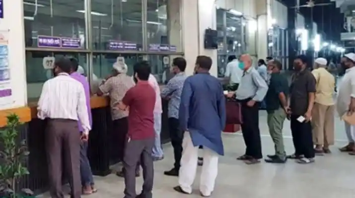 বাংলাদেশের ব্যাংক শাখায় লম্বা লাইনে মানুষ ব্যাংকিং পরিষেবা নিচ্ছেন. Channel i News - চ্যানেল আই নিউজ