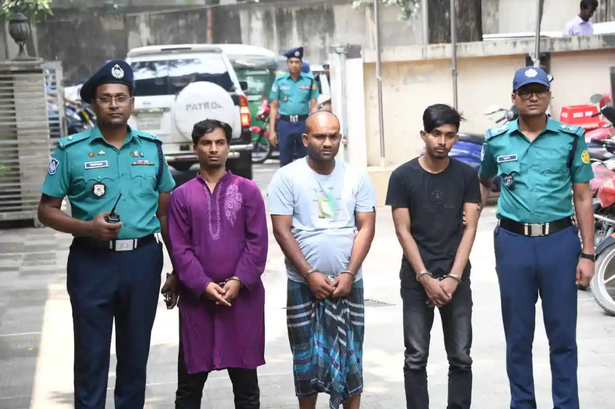 নিরাপত্তা বাহিনী সন্দেহভাজনদের আটক করে তদন্ত করছে. Channel i News - চ্যানেল আই নিউজ