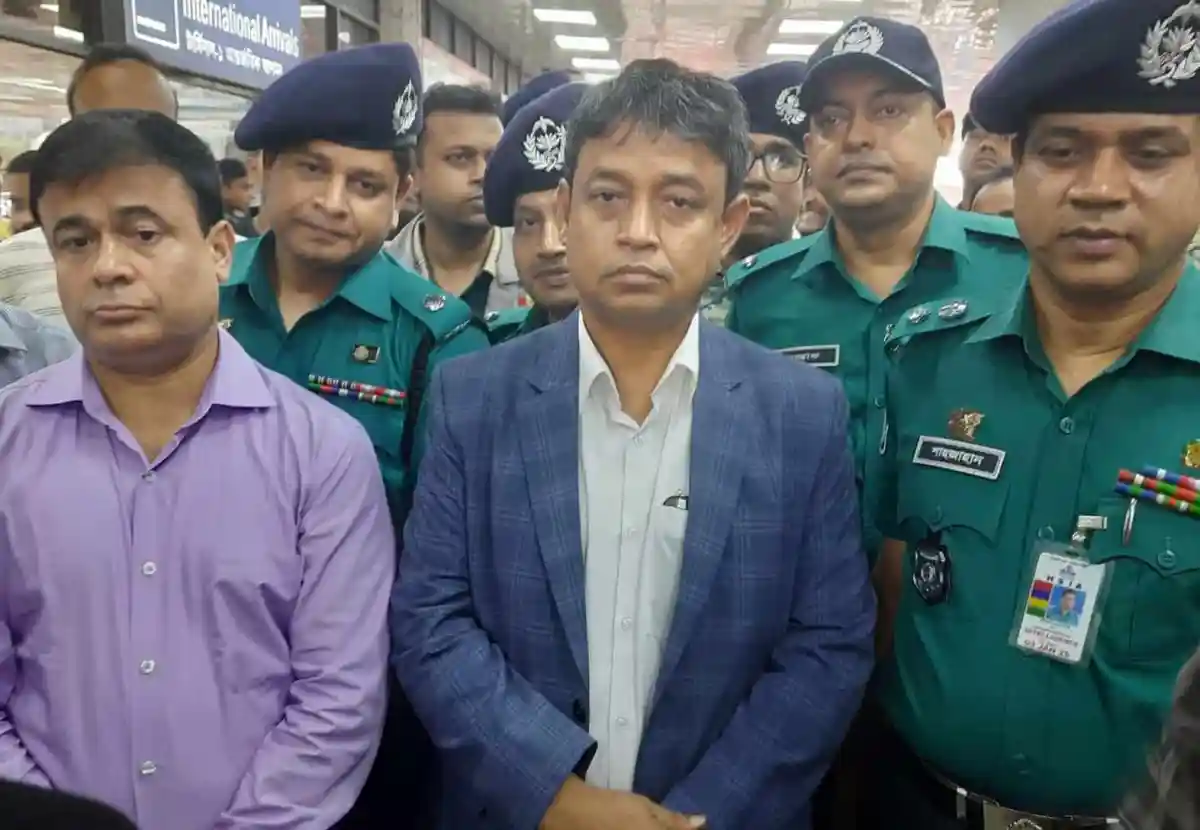 ডিবি প্রধান ও এমপি আনোয়ারুল আজিমের সঙ্গে ছবি. Channel i News - চ্যানেল আই নিউজ