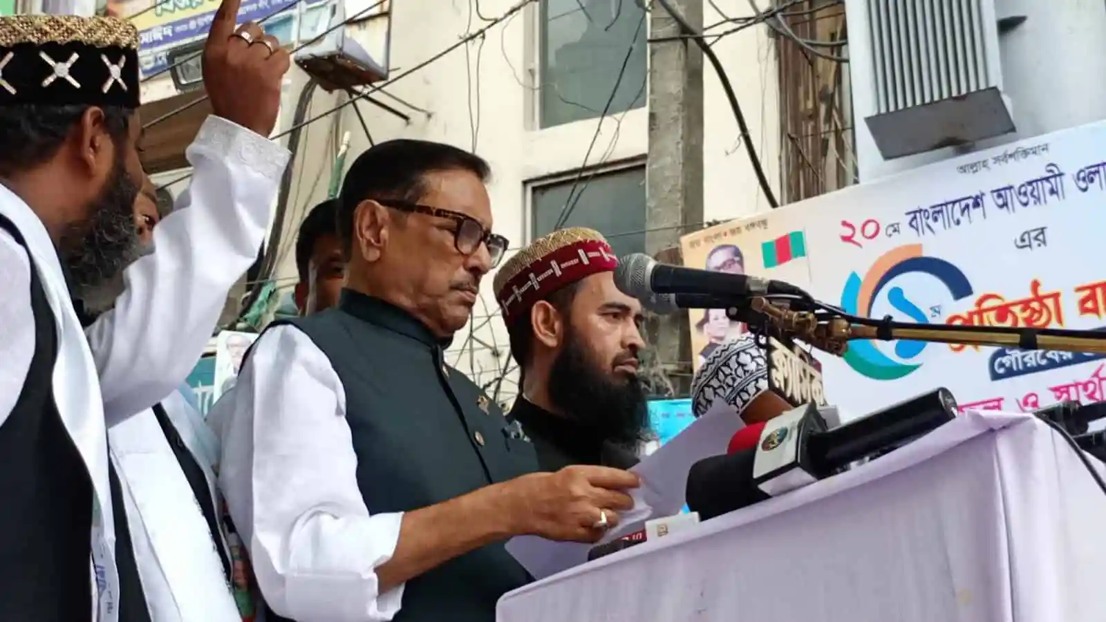 সুন্দর সূর্যমুখী ফুলের ক্ষেতের ছবি, কৃষকরা দেখছেন. Channel i News - চ্যানেল আই নিউজ