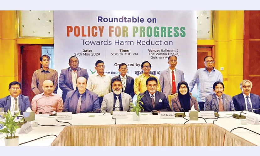 বৈঠকে অংশগ্রহণকারী ব্যক্তিরা পলিসি আলোচনা করছেন. Channel i News - চ্যানেল আই নিউজ