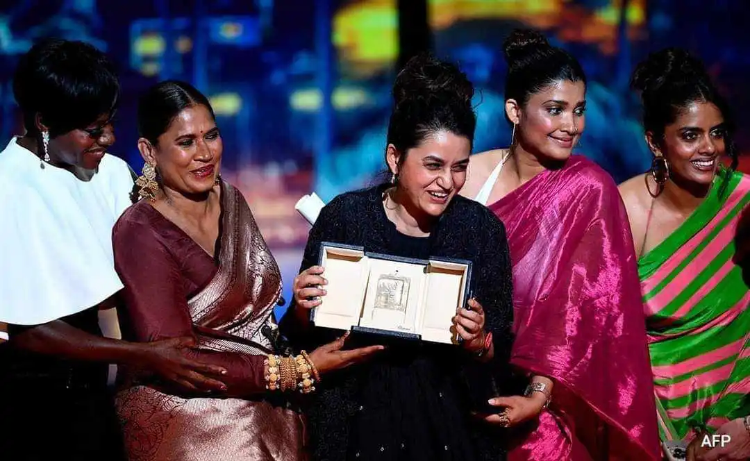 নারীরা সম্মাননা গ্রহণ করছেন, উৎসবমুখর পরিবেশে ছবি. Channel i News - চ্যানেল আই নিউজ