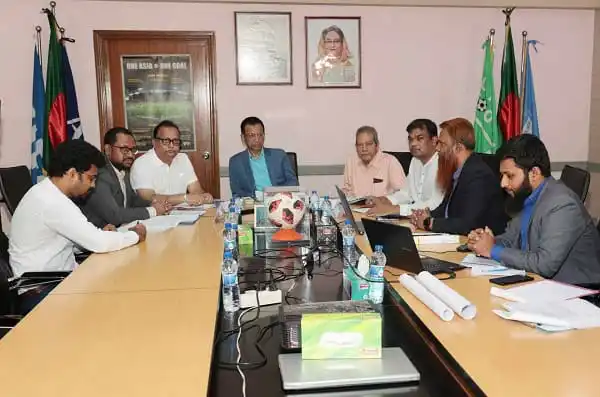 বাংলাদেশ ফুটবল দলের বৈঠক, কর্মকর্তারা আলোচনা করছেন. Channel i News - চ্যানেল আই নিউজ