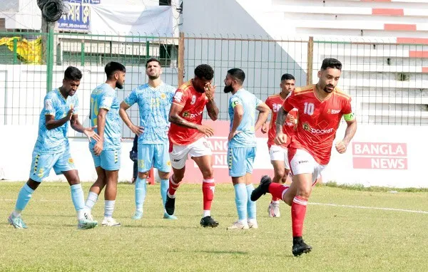ফুটবল ম্যাচে আবাহনী ও মোহামেডানের খেলোয়াড়রা মাঠে খেলছে. Channel i News - চ্যানেল আই নিউজ
