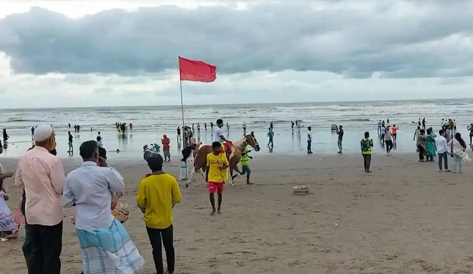 কক্সবাজার সৈকতে পর্যটকদের উপস্থিতি, ঘূর্ণিঝড় রেমালের প্রভাব. Channel i News - চ্যানেল আই নিউজ