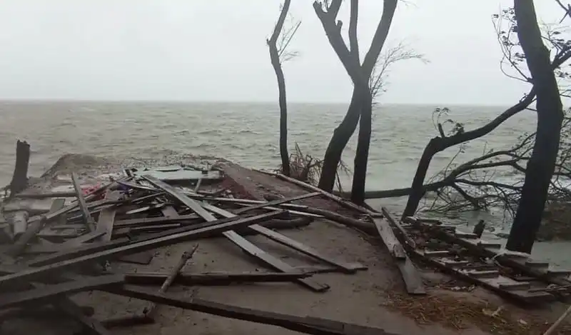 নোয়াখালীর উপকূলের ক্ষতিগ্রস্ত এলাকা, ধ্বংসপ্রাপ্ত কাঠামো ও ঝড়ের প্রভাব. Channel i News - চ্যানেল আই নিউজ