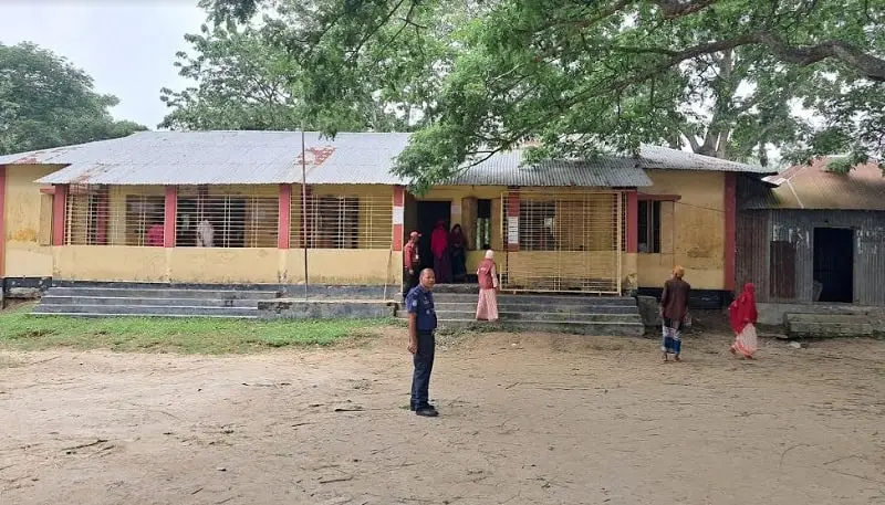 কিশোরগঞ্জে ভোট কেন্দ্রের সামনে ভোটাররা অপেক্ষা করছে।. Channel i News - চ্যানেল আই নিউজ