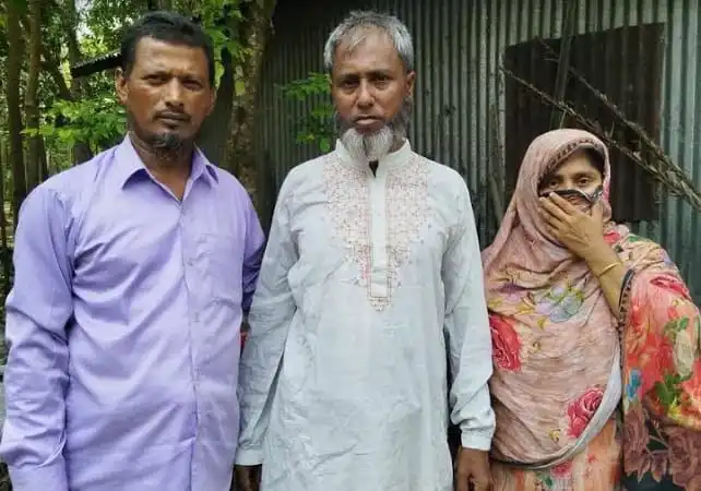 তিনজন ব্যক্তি, একজন মহিলাসহ, একসঙ্গে দাঁড়িয়ে আছেন. Channel i News - চ্যানেল আই নিউজ