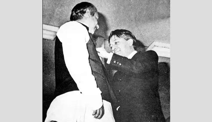 বঙ্গবন্ধু শেখ মুজিবুর রহমানের সঙ্গে জুলিও কুরি শান্তি পদক প্রাপ্তির ছবি. Channel i News - চ্যানেল আই নিউজ