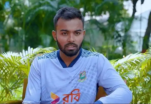 বাংলাদেশ ক্রিকেটার একাদশের একজন খেলোয়াড়ের ছবি, মাঠের বাইরে বসে।. Channel i News - চ্যানেল আই নিউজ