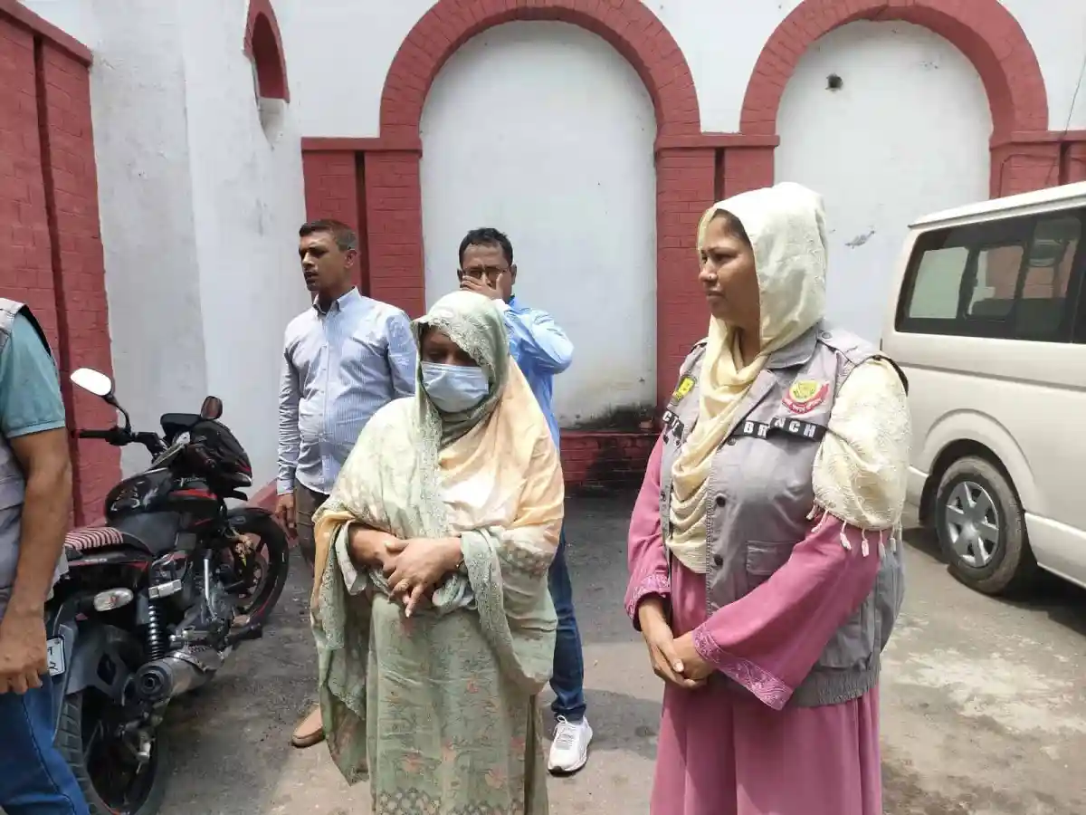 বাংলাদেশের পুলিশ ও সাধারণ মানুষ একটি ঘটনাস্থলে উপস্থিত. Channel i News - চ্যানেল আই নিউজ