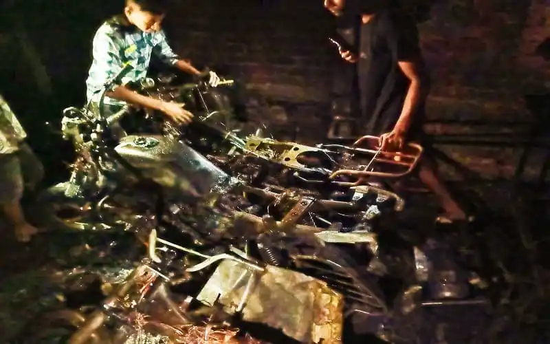 সুনামগঞ্জে আগুনে পুড়ে যাওয়া মোটরসাইকেল ও ধ্বংসাবশেষ. Channel i News - চ্যানেল আই নিউজ