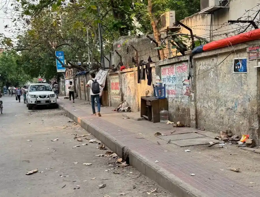 সড়ক পাশে অব্যবস্থাপনা ও আবর্জনা ছড়ানো, রিকশা পার্কিং মুক্ত গ্রিনরোডের ছবি।. Channel i News - চ্যানেল আই নিউজ