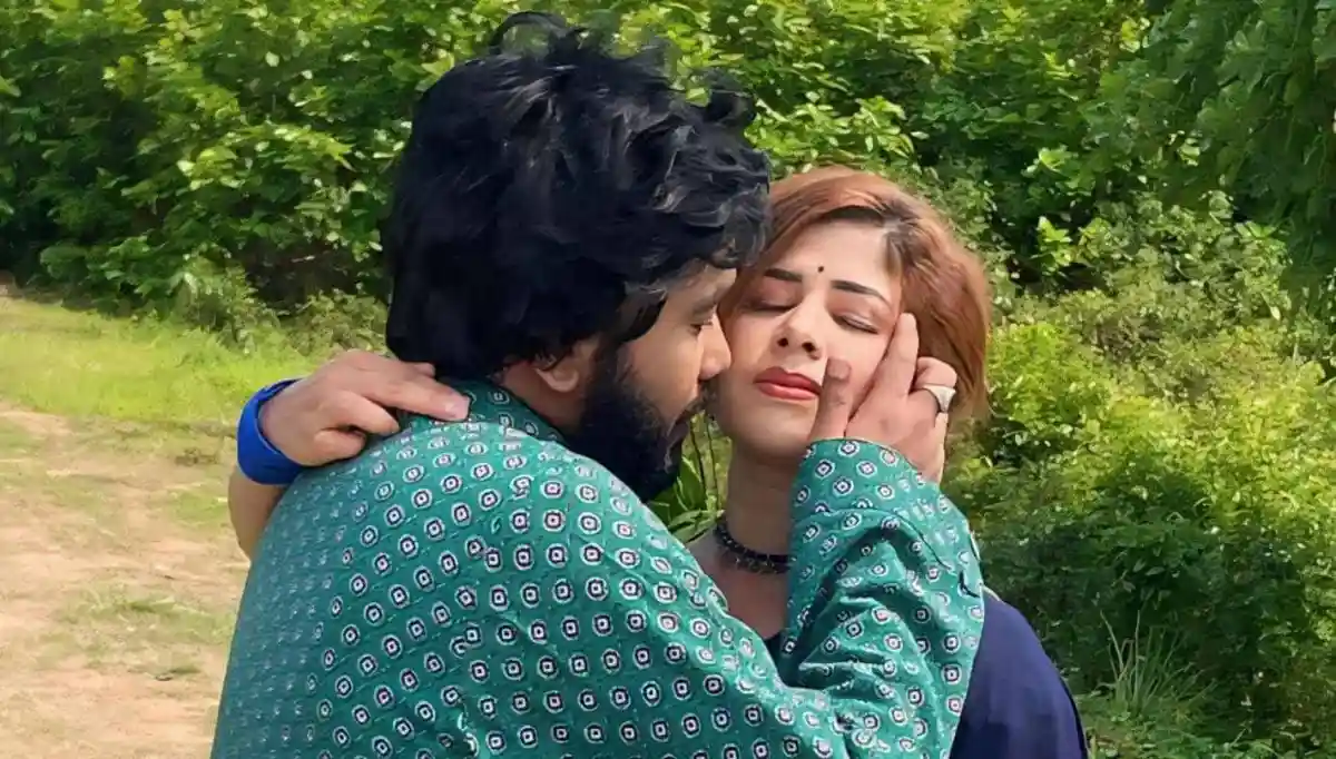 প্রেমিক প্রেমিকার গালে হাত রেখে আবেগপ্রবণ দৃশ্য. Channel i News - চ্যানেল আই নিউজ