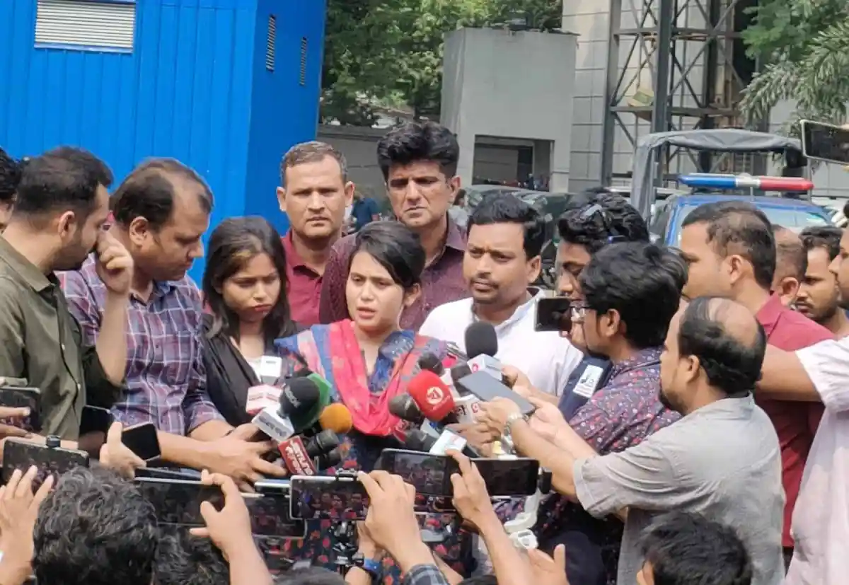 বাংলাদেশের একজন নারী নেতা সংবাদ সম্মেলনে বক্তব্য দিচ্ছেন. Channel i News - চ্যানেল আই নিউজ