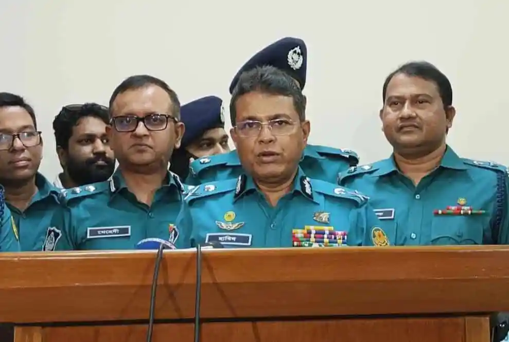 বাংলাদেশ পুলিশের উচ্চপদস্থ কর্মকর্তা সংবাদ সম্মেলনে বক্তব্য দিচ্ছেন. Channel i News - চ্যানেল আই নিউজ