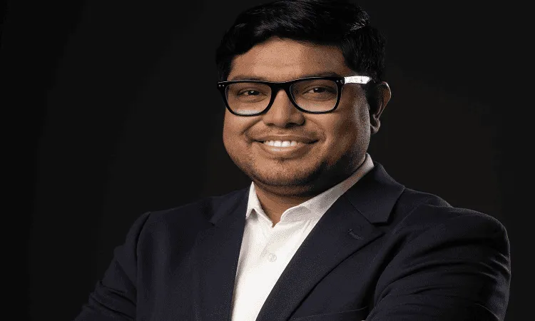 প্রফুল্ল ব্যক্তির পোর্ট্রেট, কালো পটভূমিতে. Channel i News - চ্যানেল আই নিউজ