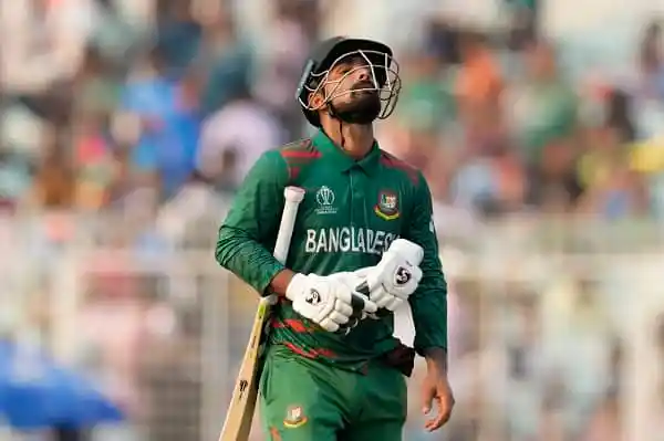 বাংলাদেশ ক্রিকেটার লিটন দাস ব্যাট হাতে মাঠে, বৃষ্টির আগে প্রস্তুতি নিচ্ছেন. Channel i News - চ্যানেল আই নিউজ