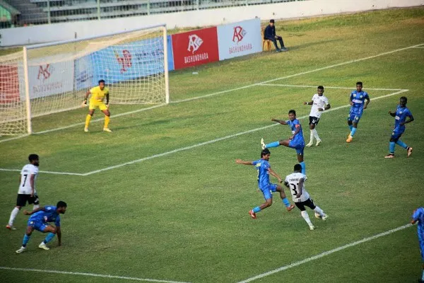 বাংলাদেশের ক্রিকেট ম্যাচে খেলোয়াড়রা গোলের জন্য প্রতিদ্বন্দ্বিতা করছে. Channel i News - চ্যানেল আই নিউজ