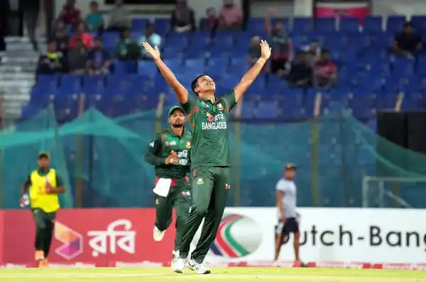 বাংলাদেশ ক্রিকেটার সাইফউদ্দিন উইকেট নেওয়ার পর উদযাপন করছেন. Channel i News - চ্যানেল আই নিউজ