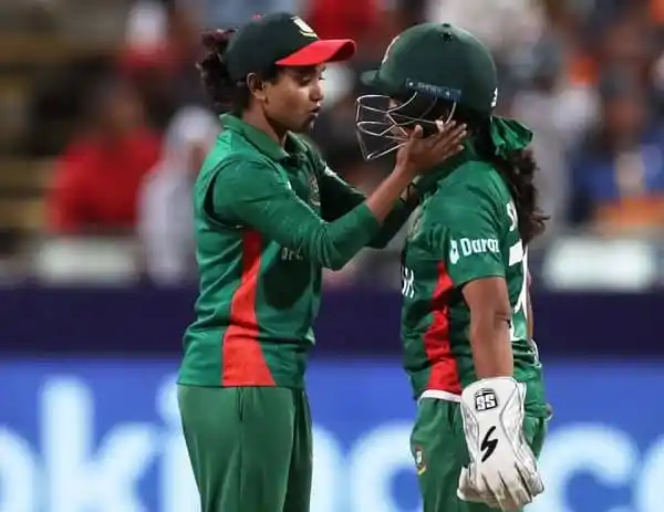 বাংলাদেশ নারী ক্রিকেটাররা মাঠে একে অপরের সাথে আলোচনা করছে. Channel i News - চ্যানেল আই নিউজ