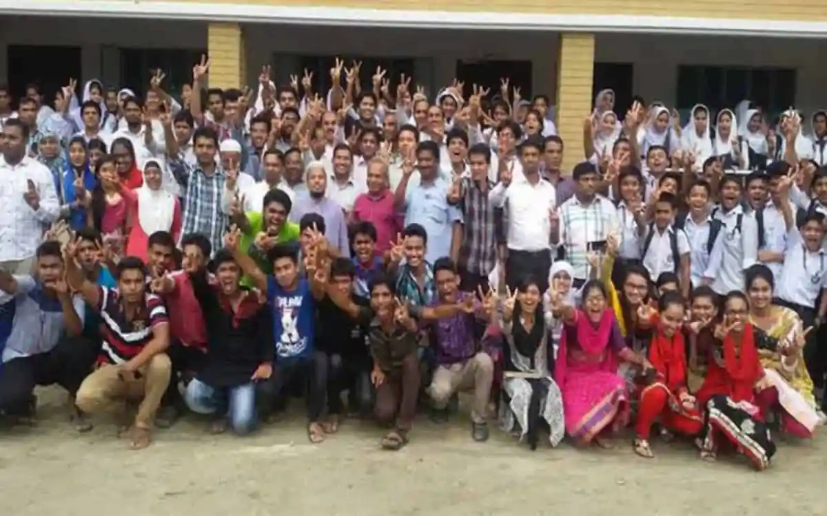 নরসিংদীর এনকেএম হাইস্কুলের ছাত্রছাত্রীদের আনন্দের ছবি. Channel i News - চ্যানেল আই নিউজ