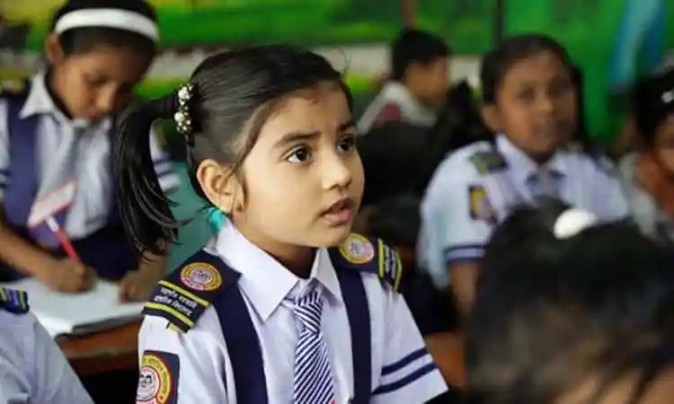 বাংলাদেশের প্রাথমিক বিদ্যালয়ে ছাত্রীরা ক্লাসে অংশগ্রহণ করছে. Channel i News - চ্যানেল আই নিউজ