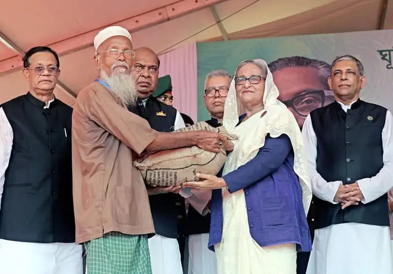 প্রধানমন্ত্রী ক্ষতিগ্রস্তদের জন্য ত্রাণ সামগ্রী প্রদান করছেন. Channel i News - চ্যানেল আই নিউজ