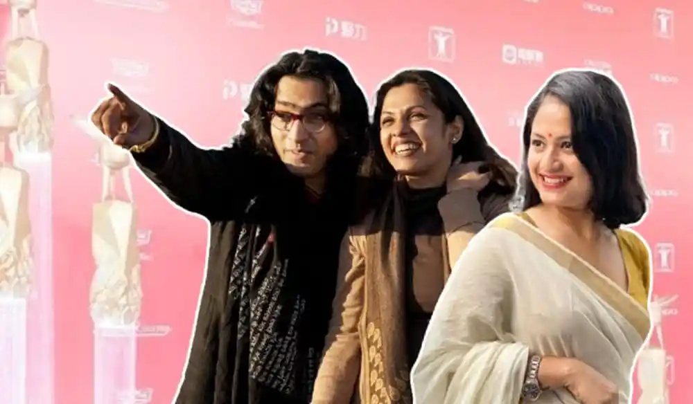 বাংলাদেশের সাংস্কৃতিক অনুষ্ঠানে তিন নারী হাসিমুখে ছবি তুলছেন. Channel i News - চ্যানেল আই নিউজ