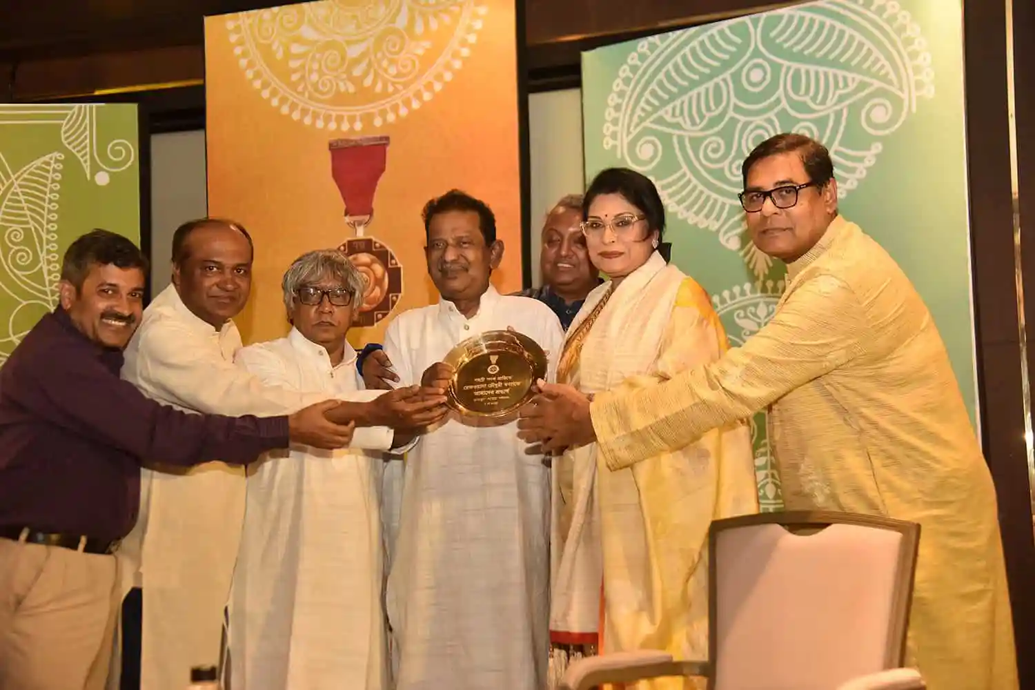 সংবর্ধনা প্রদানরত ব্যক্তিরা, পদ্মশ্রী পুরস্কার গ্রহণ করছেন. Channel i News - চ্যানেল আই নিউজ