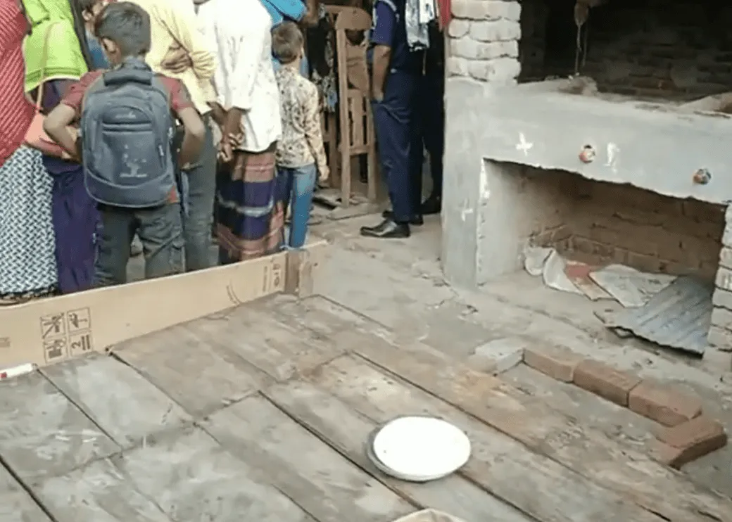 বস্তির মানুষজন একটি ধ্বংসপ্রাপ্ত বাড়ির সামনে জমায়েত।. Channel i News - চ্যানেল আই নিউজ