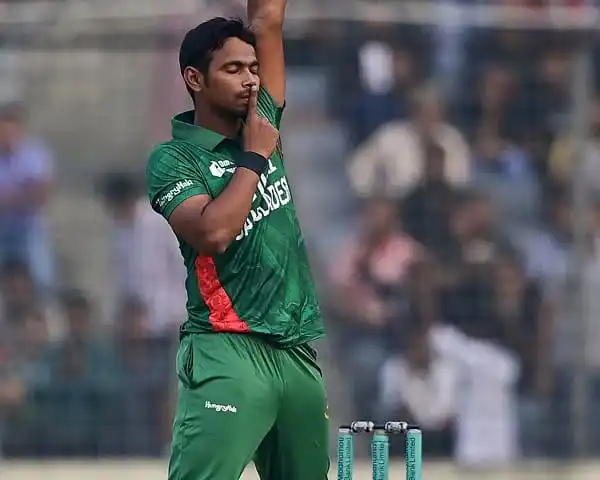 বাংলাদেশ ক্রিকেটার মাঠে বলের দিকে নজর দিচ্ছেন. Channel i News - চ্যানেল আই নিউজ
