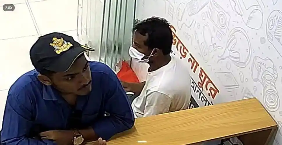 ক্রেতা সেজে আইফোন চুরির জন্য পরিকল্পনা করছে একজন যুবক. Channel i News - চ্যানেল আই নিউজ