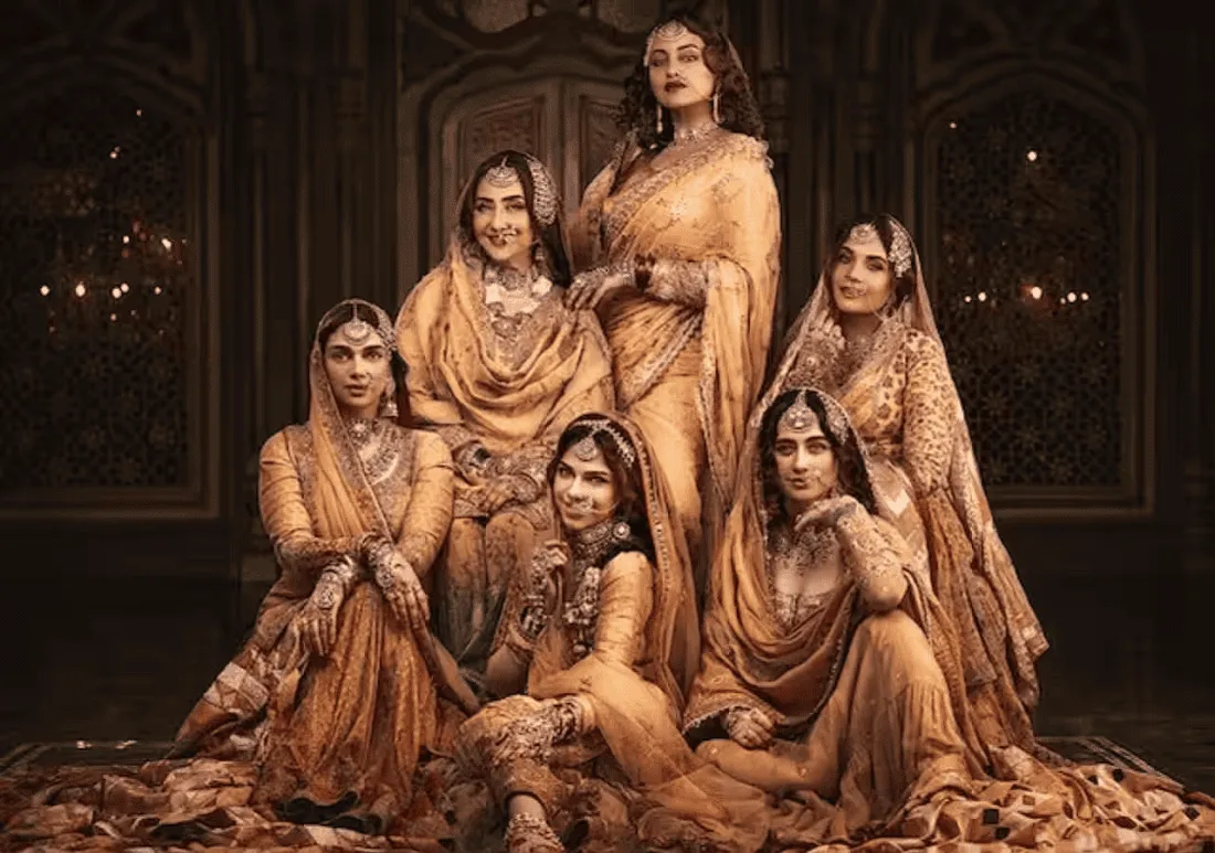সাত নারী ঐতিহ্যবাহী বাঙালি পোশাকে সাজানো, ঐতিহাসিক পরিবেশে ছবি।. Channel i News - চ্যানেল আই নিউজ