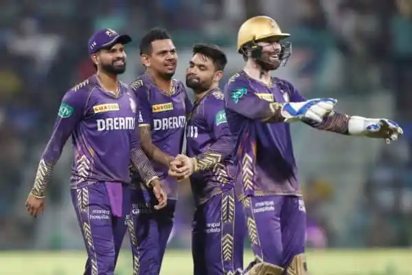 কলকাতা ক্রিকেট দলের খেলোয়াড়রা মাঠে আনন্দে উদযাপন করছে. Channel i News - চ্যানেল আই নিউজ