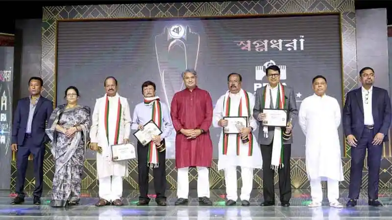 চ্যানেল আই অনলাইন সম্মাননা প্রদান অনুষ্ঠানে অতিথি ও বিজয়ীদের উপস্থিতি. Channel i News - চ্যানেল আই নিউজ