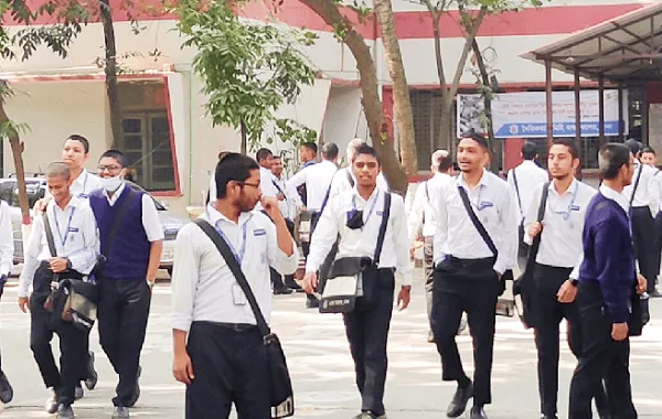 শিক্ষার্থীরা স্কুলে প্রবেশের জন্য অপেক্ষা করছে. Channel i News - চ্যানেল আই নিউজ